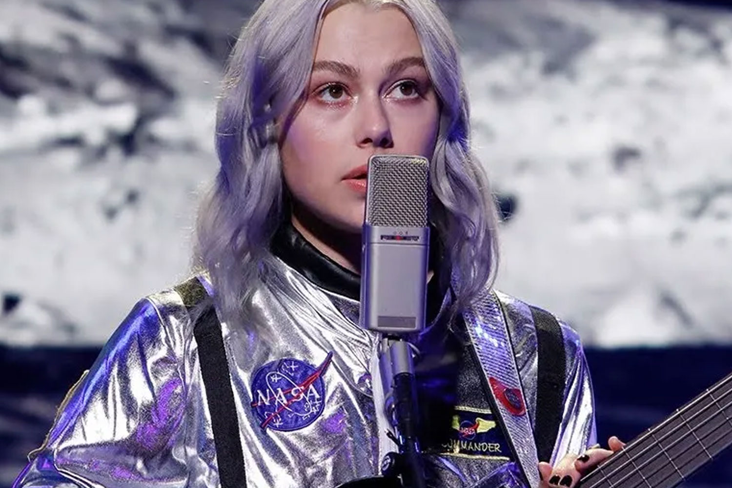 Phoebe Bridgers no Jimmy Kimmel Live