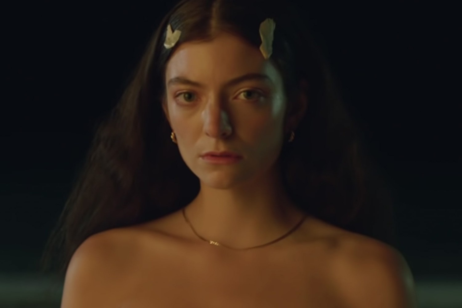 Lorde no clipe de "Fallen Fruit"