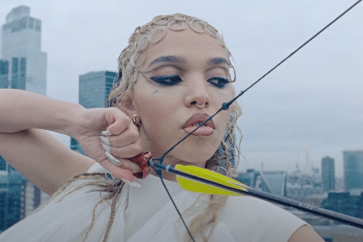 FKA twigs no clipe de "meta angel"