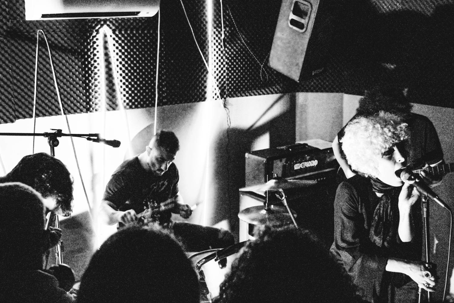 A banda Inês é Morta, de São Paulo, aparece em uma foto em preto e branco fazendo um show ao vivo