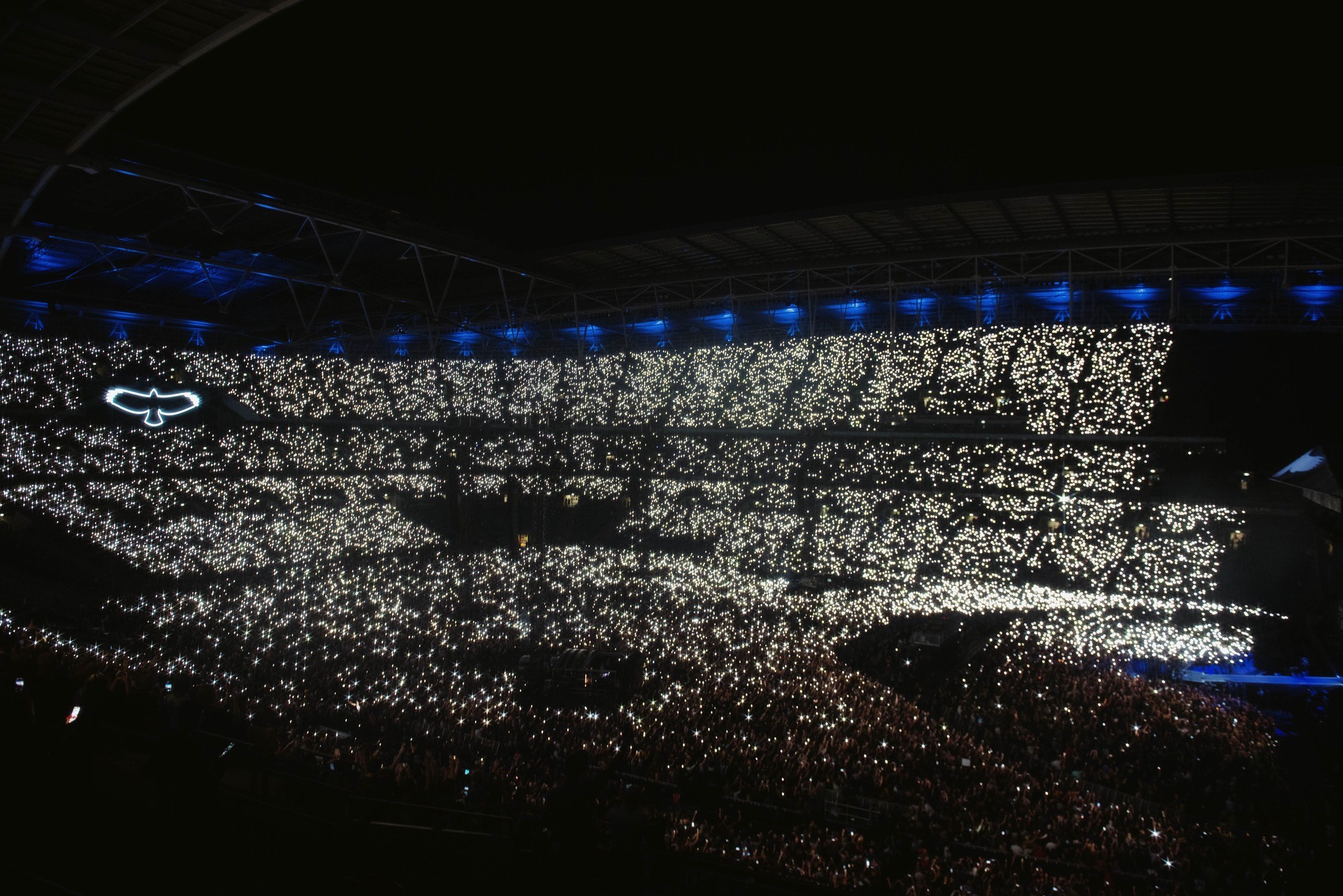 Wembley se ilumina em tributo a Taylor Hawkins