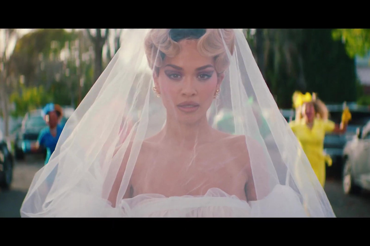 Rita Ora no clipe de "You Only Love Me".