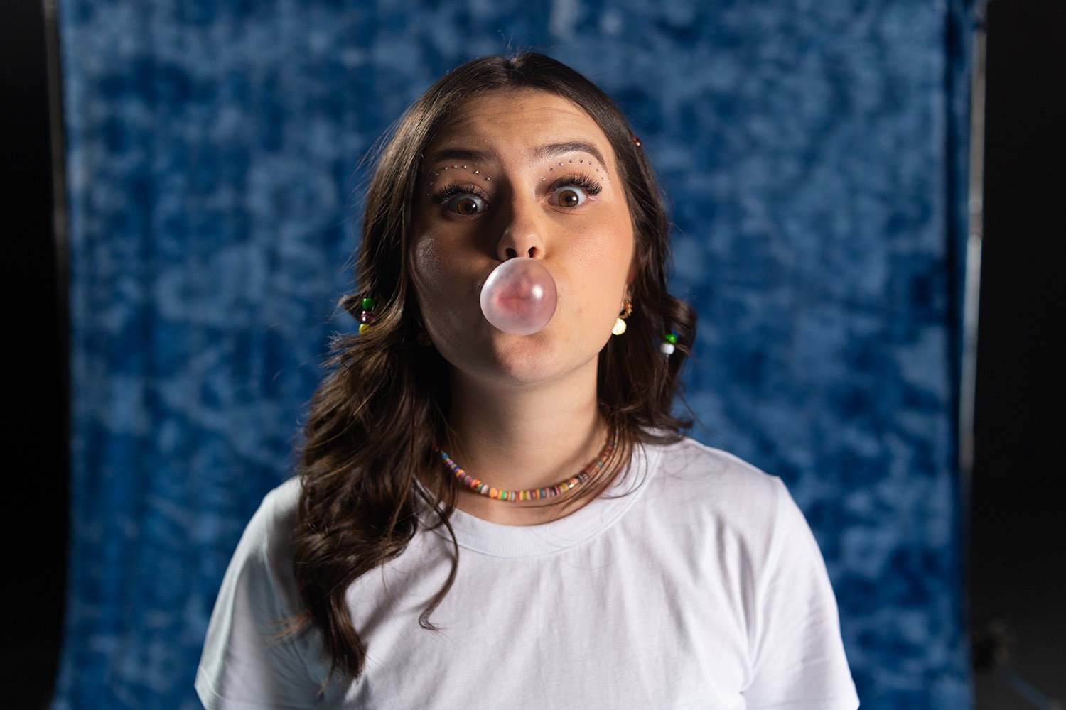 Bia Jordão no clipe de "isso é tão a gente :)"