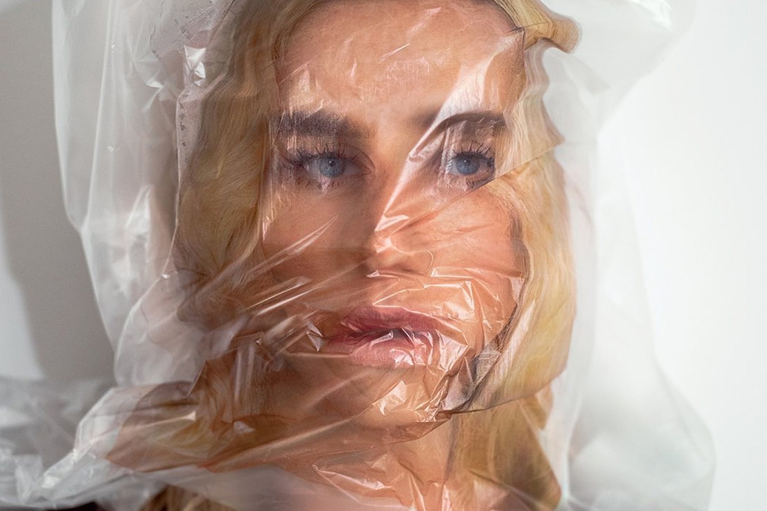 Capa de Gag Order, álbum da Kesha.