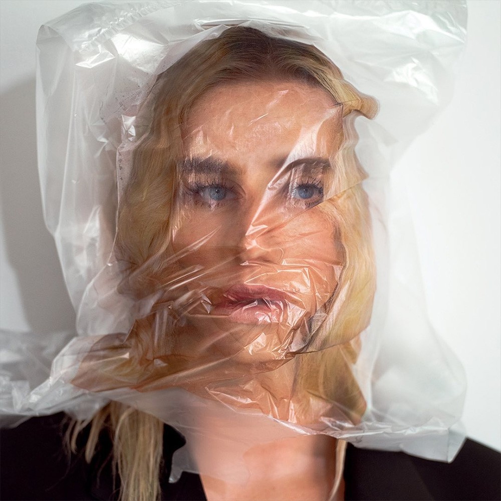 Capa de Gag Order, álbum da Kesha.