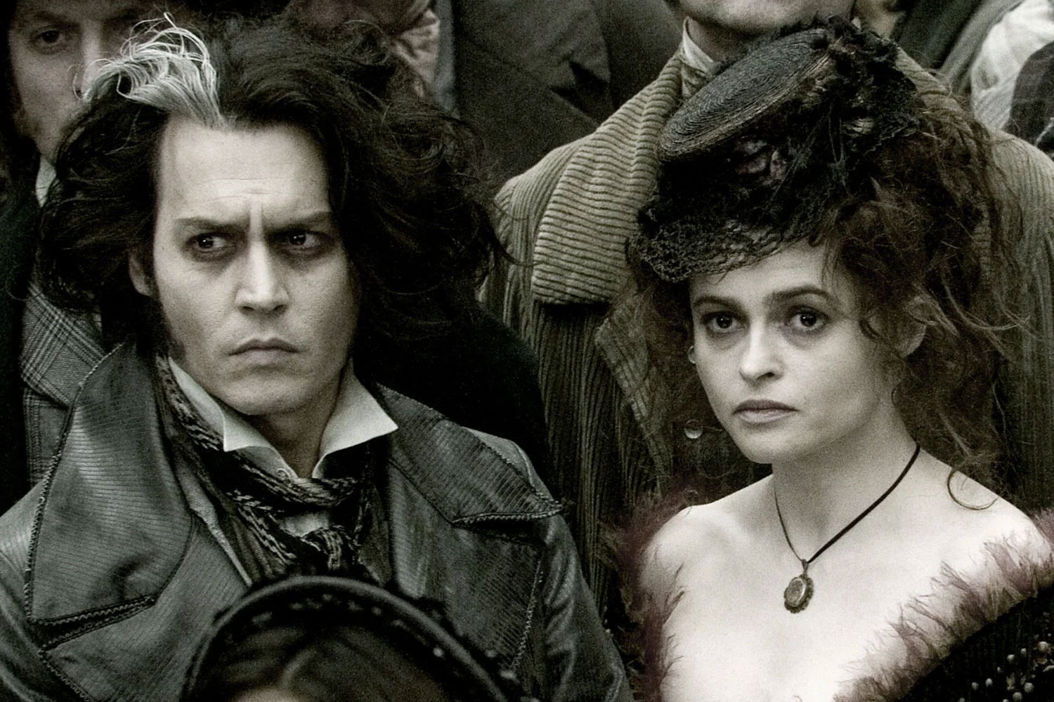 Johnny Depp e Helena Bonham Carter em Sweeney Todd: O Barbeiro Demoníaco da Rua Fleet.