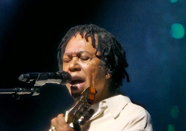 Djavan em BH: Close no cantor alagoano concentrado em show no dia 27 de outubro de 2023 em Belo Horizonte.