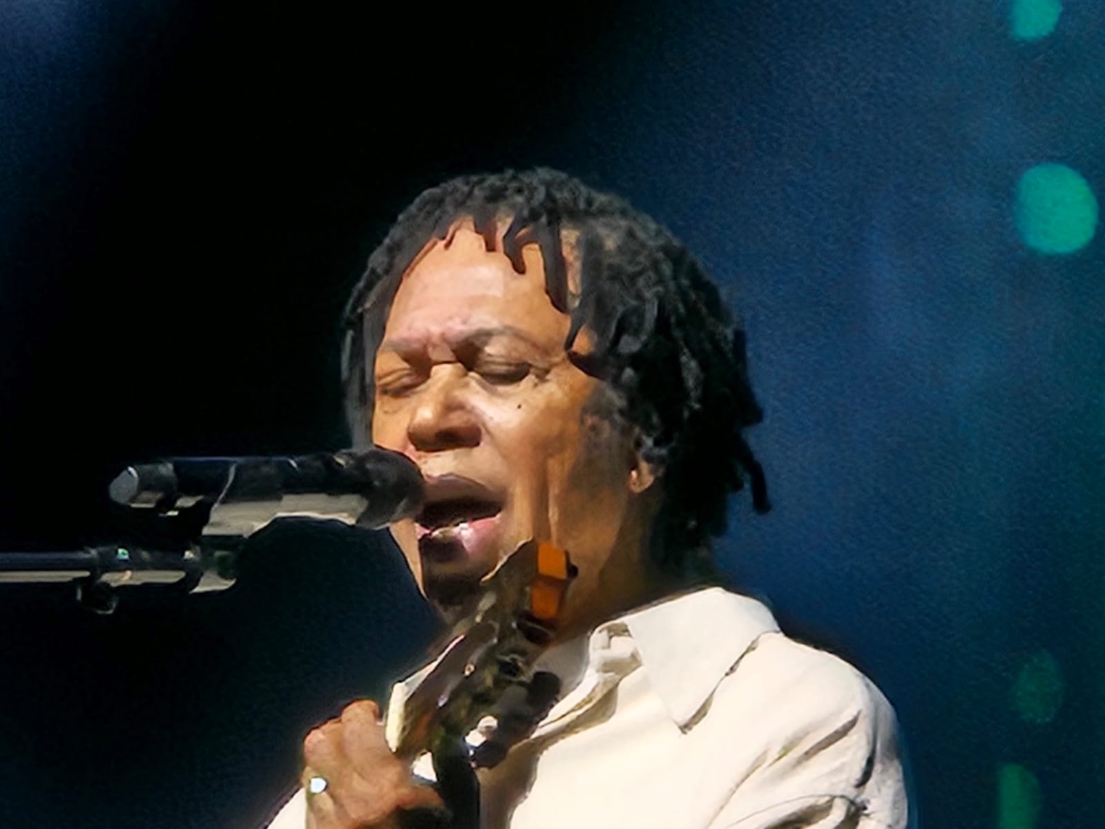 Djavan em BH: Close no cantor alagoano concentrado em show no dia 27 de outubro de 2023 em Belo Horizonte.