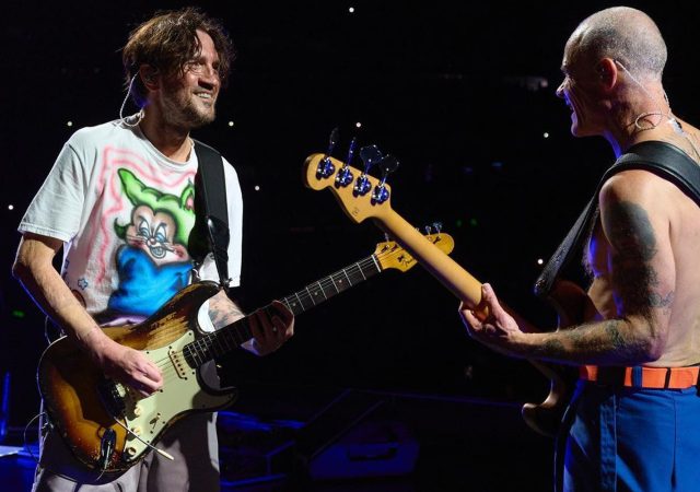 John Frusciante e Flea durante show do Red Hot Chili Peppers em São Paulo.